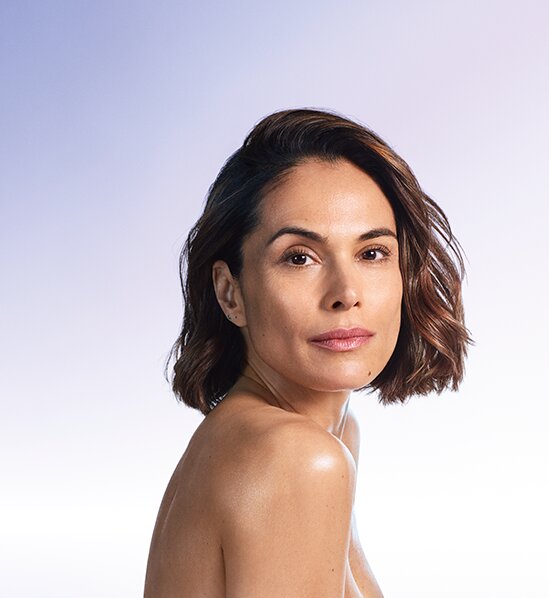 Moteris žiūri į kamerą